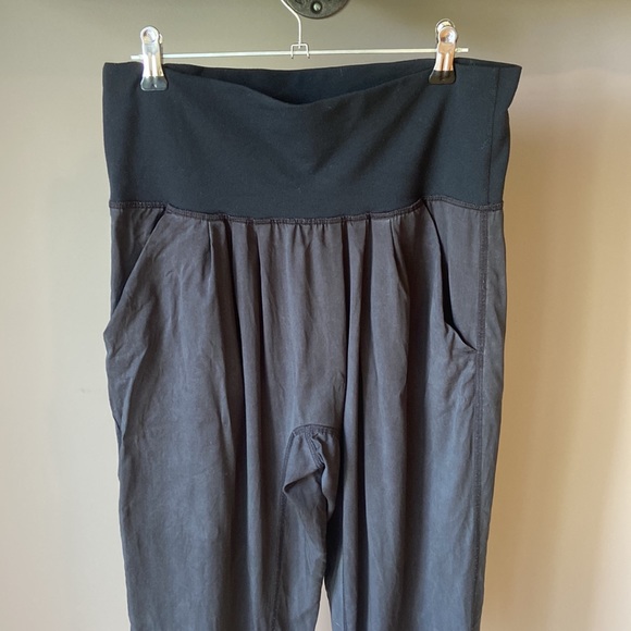 Lululemon black flowy joggers high waisted size 6 - Picture 2 of 6